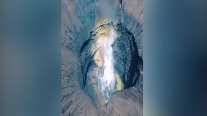 Vulkan auf dem Berg Broma, aktiv in Indonesien, aus der Luft gesehen!