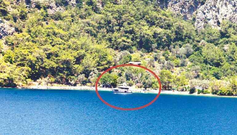 Şahan Gökbakar hat ein Haus in einer verlassenen Bucht gekauft! Er wurde von Ausflugsbooten gestört...