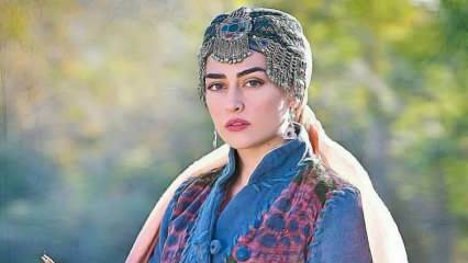 Esra Bilgiç, die Halime Sultan spielt, den Favoriten von Diriliş Ertuğrul, wurde zum Gesicht der Werbung in Pakistan