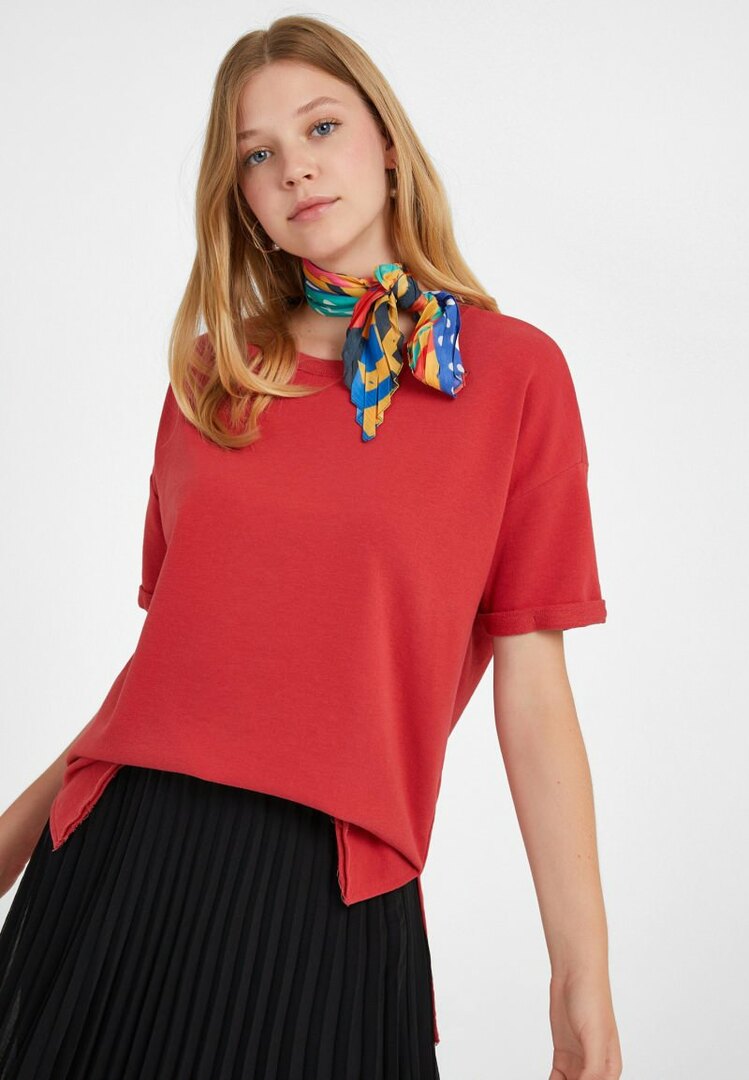 Kombinationsvorschläge für Frauen mit rotem Hemd