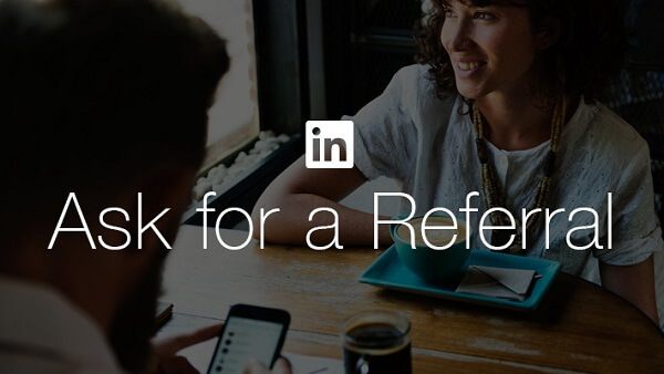  LinkedIn erleichtert Arbeitssuchenden das Anfordern einer Empfehlung von einem Freund oder Kollegen mit der neuen Schaltfläche "Nach einer Empfehlung fragen" von LinkedIn.
