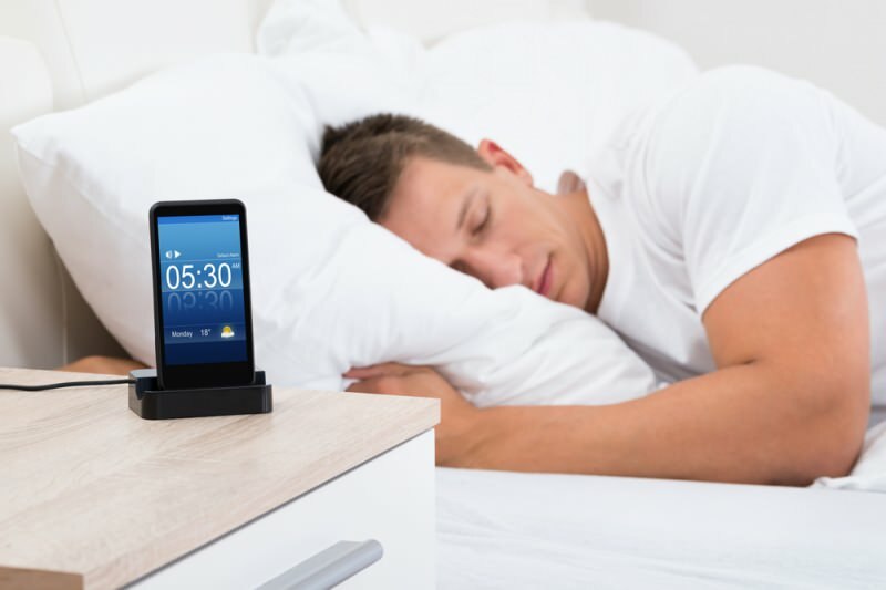 Das Schlafen in der Nähe des Mobiltelefons verursacht schwere Krankheiten
