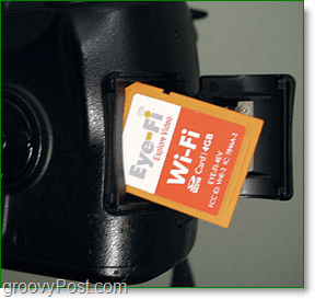Bilder einer Eye-Fi-SDHC-Karte, die in eine Kamera geht