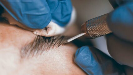 Wie werden Augenbrauen mit der Haartechnik gefüllt? Microblading-Methode