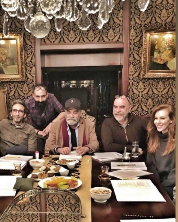 Haluk Bilginer und andere Schauspieler zusammen 