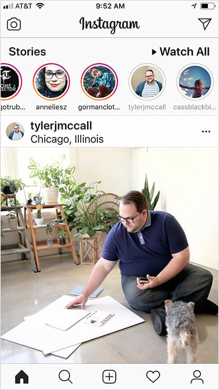 Tyler J. McCall hat festgestellt, dass der Instagram-Algorithmus eine Ansicht des Inhalts eines Kontos im Feed anzeigt, wenn Sie die Instagram-Story des Kontos ansehen oder mit ihr interagieren und umgekehrt. Der Instagram-Startbildschirm eines Benutzers zeigt einen Beitrag von Tyler, nachdem der Benutzer seine Geschichte gesehen hat. Das Instagram-Feed-Bild zeigt Tyler, der mit großen weißen Blättern und einem Notizbuch auf dem Boden sitzt. Ein kleiner schwarzbrauner Hund steht Tyler gegenüber. Viele grüne Pflanzen auf Leitern sind im Hintergrund.