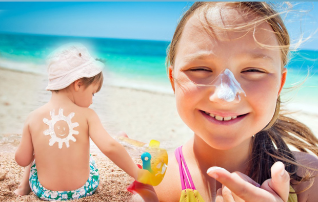 So wählen Sie eine Sonnenschutzcreme für Babys und Kinder