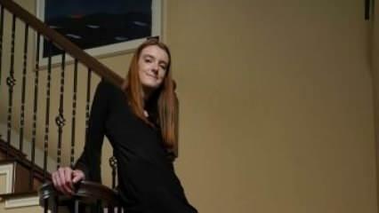 Junges Mädchen aus den USA, um ihren Namen auf Guinness als die Person mit den längsten Beinen der Welt zu bekommen