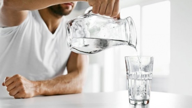 Wie man durch Trinkwasser Gewicht verliert? Wasserdiät, die 7 Kilo in einer Woche schwächt! Wassertrinkrate nach Gewicht