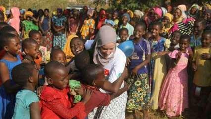 Gamze Özçelik eilte tansanischen Kindern zu Hilfe!