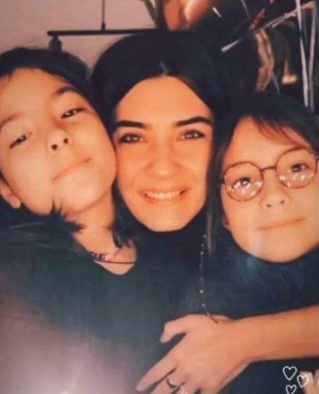 Tuba Büyüküstün hat ein Bild mit ihren Töchtern geteilt