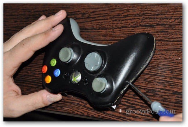 Ändern Sie die analogen Daumenstifte des Xbox 360-Controllers und nehmen Sie das Controller-Gehäuse auseinander
