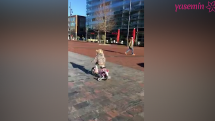 Kleines Mädchen auf dem Fahrrad konkurrierte mit den Bullen!