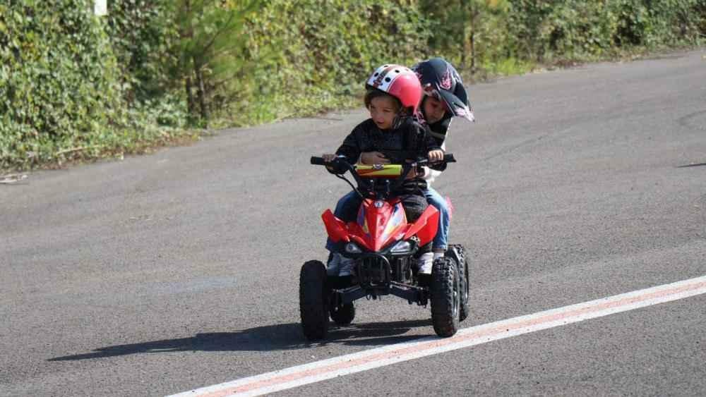 Kenan Sofuoğlu schenkte dem 4-jährigen Göktürk ein Motorrad