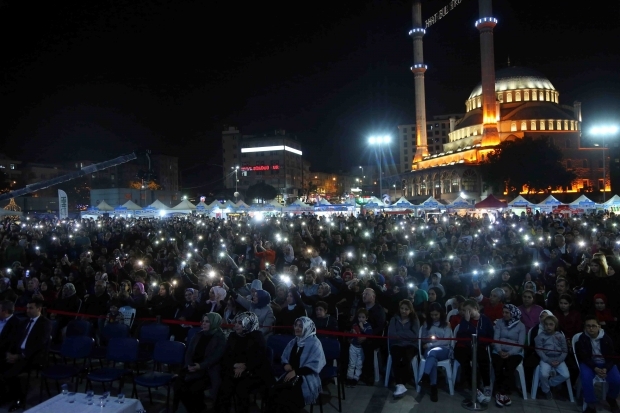 Die bosnischen Künstler Zeyd Şoto und Eşref Ziya Terzi gaben ein Konzert in Bağcılar 