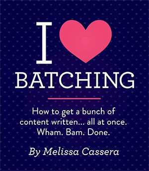 Dies ist ein Cover für eine Anleitung zum Erstellen von Inhalten in Stapeln von Melissa Casseras Website. Die Überschrift lautet "I BATCHING". In der Überschrift heißt es: „Wie man eine Menge Inhalte schreibt... alles auf einmal. Wham. Bam. Erledigt." Der Hintergrund ist dunkelblau mit einem subtilen Tupfenmuster.