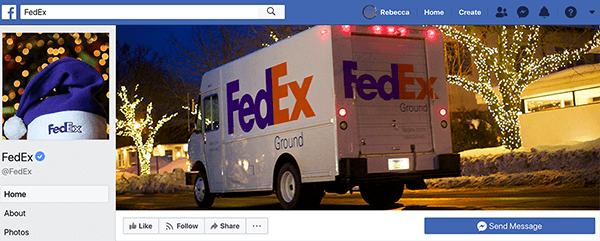 Dies ist ein Screenshot der FedEx-Facebook-Seite. Für die Feiertage ist das Profilbild eine lila Weihnachtsmütze mit FedEx auf dem weißen Band gedruckt. Das Titelbild ist ein FedEx-LKW, der an mit Lichtern geschmückten Häusern vorbeifährt.