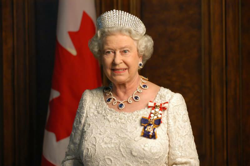 Königin Elizabeth verließ den Palast aus Angst vor dem Corona-Virus! Zum ersten Mal nach 72 Tagen gesehen