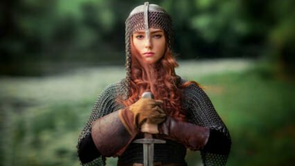 Das schwedische kleine Mädchen fand ein 1500 Jahre altes Schwert im See