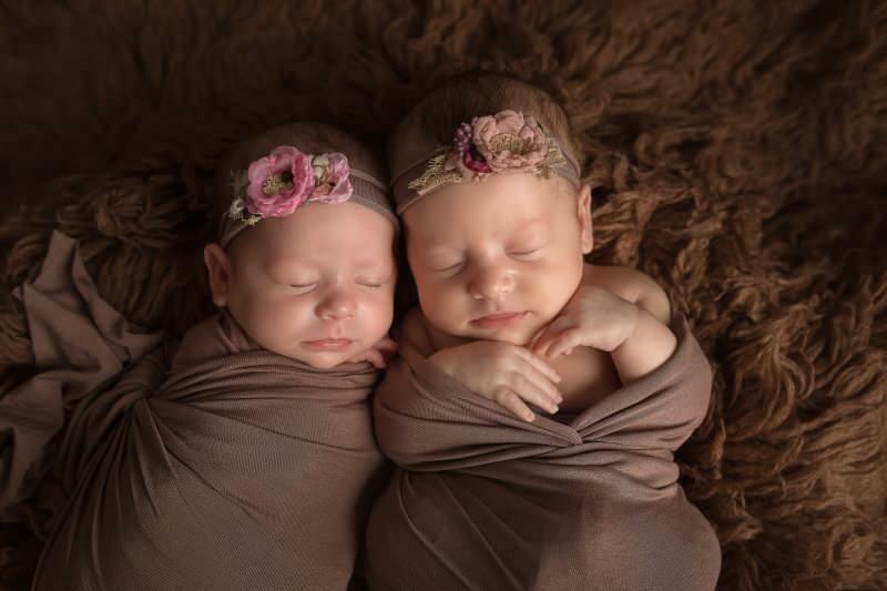 Was bedeutet es, Zwillingsbabys im Traum zu entbinden?