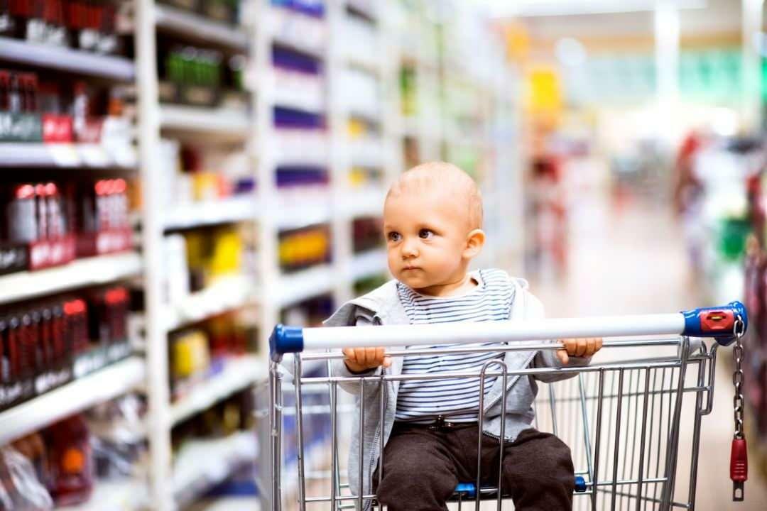 Wichtige Warnung der Werbetafel: Stoppen Sie den „Babywasser“-Betrug!