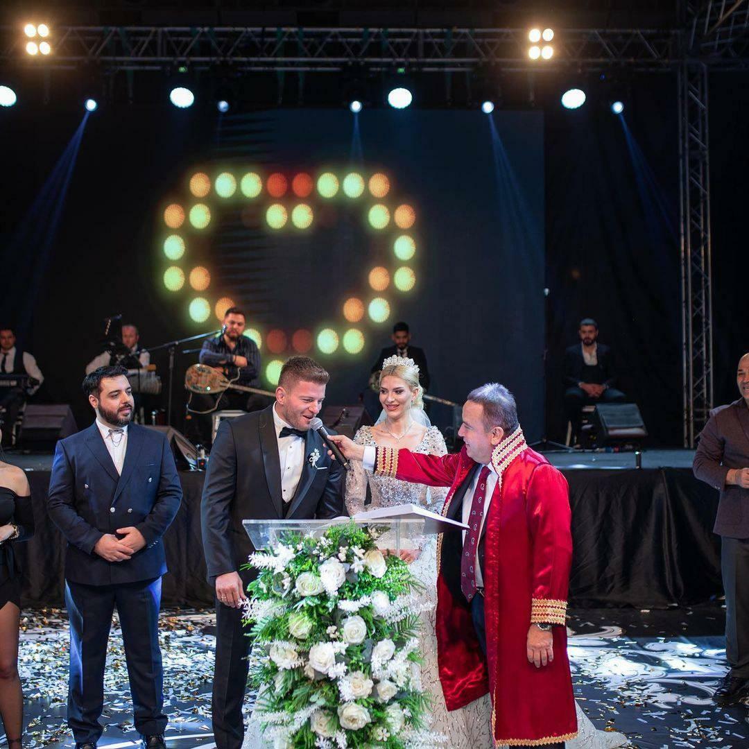 Die Hochzeit des berühmten Paares wurde vom Bürgermeister der Stadt Antalya durchgeführt.
