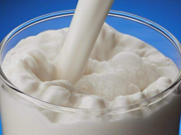 Milchgießtechnik ohne Milch auf dich zu spritzen