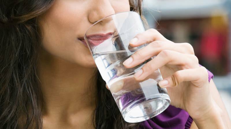Ist es schädlich, zwischen den Mahlzeiten Wasser zu trinken?