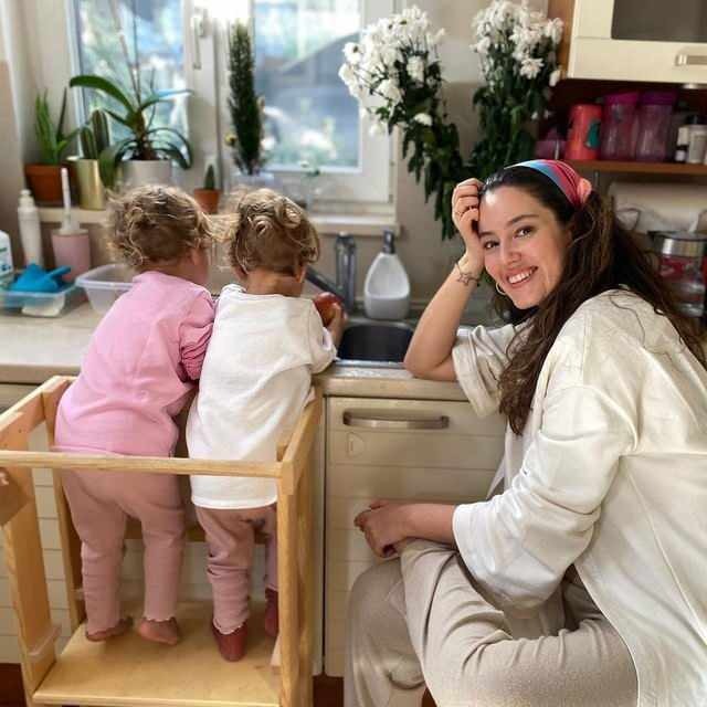 Ein Austausch von ihrer Zwillingsmutter Pelin Akil, der Sie mit ihren Kindern zum Lächeln bringt!