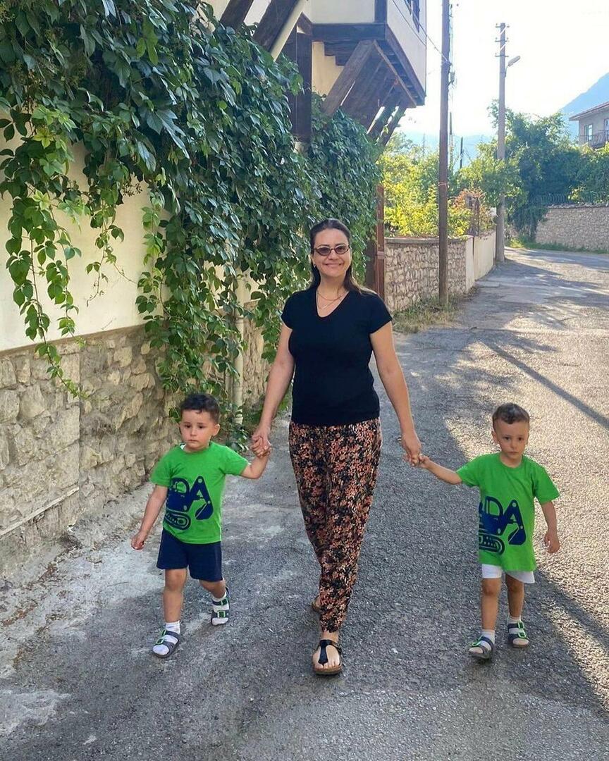Ezgi Sertel im Urlaub mit ihren Söhnen