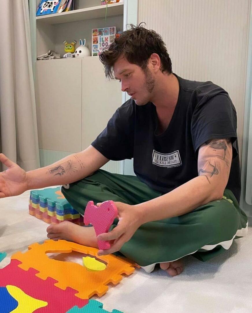 Kivanc Tatlitug mit seinem Sohn Kurt Efe 