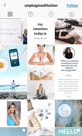 Beispiel-Screenshot des @ unplugmeditation-Instagram-Feeds mit Zitaten, Produkten und Personen in verschiedenen Posen von Medikamenten in Hellblau, Bräune und Weiß, um Entspannung und Frieden zu fördern