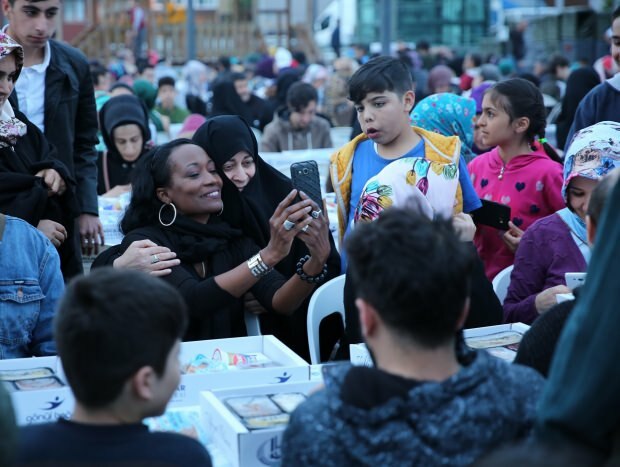 Die muslimische Sängerin Della Miles machte ihren Iftar in Istanbul