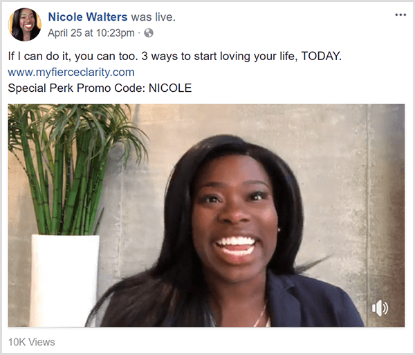 Nicole Walters teilt ein Facebook-Live-Video, in dem ihr Kurs Fierce Clarity beworben wird. Sie erscheint in Geschäftskleidung vor einer neutralen Wand und einer hohen Bambuspflanze in einem weißen Pflanzgefäß.