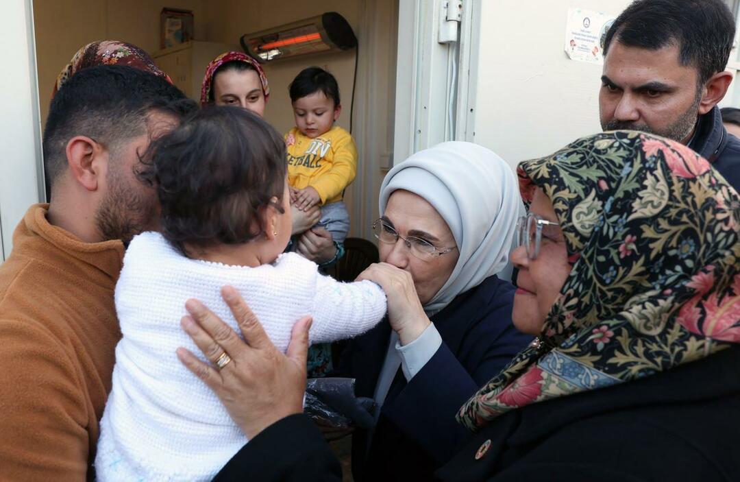 Emine Erdoğan hat Familien von Erdbebenopfern besucht