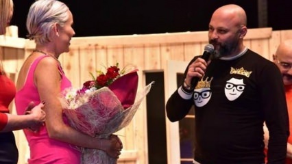 Überraschen Sie den Heiratsantrag von İpek Tanrıyar auf der Bühne
