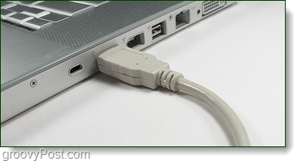Stecken Sie das USB-Kabel vom Telefon zum Computeranschluss