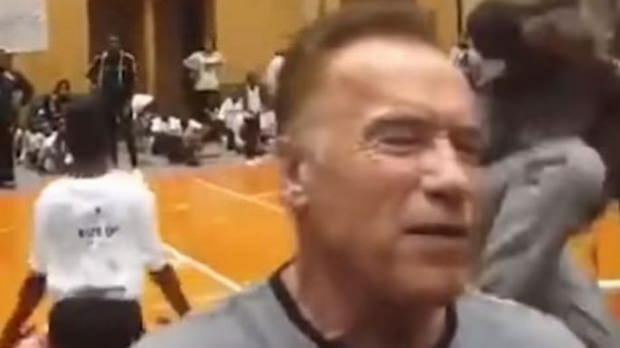 Arnold Schwarzenegger tritt
