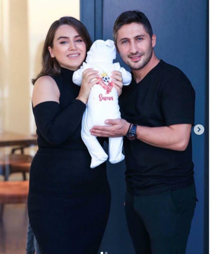 Das Ehepaar Yağmur-Sabri Sarıoğlu zeigte zum ersten Mal die Gesichter seiner Babys