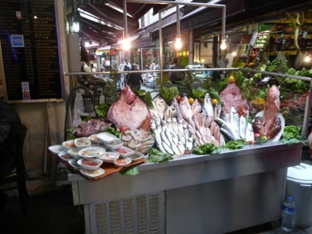 Verkaufsstellen für frischen und sparsamen Fisch in Istanbul
