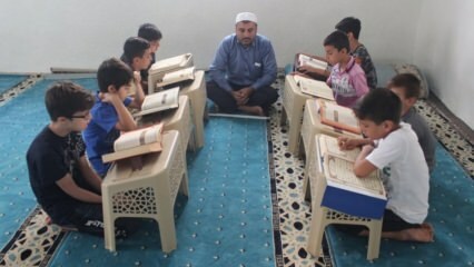 Sehbehinderter Imam Necmettin bringt Kindern den Koran bei!
