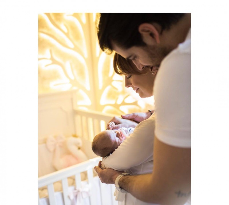 Özge Özder teilte ihr Baby zum ersten Mal!
