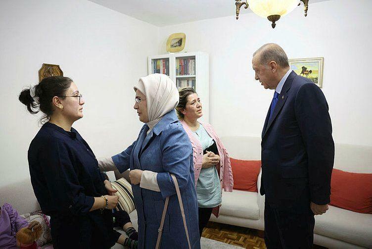 Präsident Recep Tayyip Erdoğan und seine Frau Emine Erdoğan besuchten die Familie der Erdbebenüberlebenden