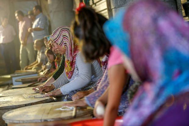 70 Frauen aus Antalya machen Pfannkuchen, indem sie Pfannkuchen verkaufen