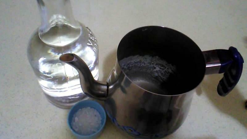 Kalkablagerungen aus der Teekanne mit Essig entfernen
