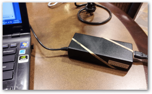 Verhindern Sie, dass Ihr Laptop-Netzteil mit einem Gummiband vom Schreibtisch rutscht