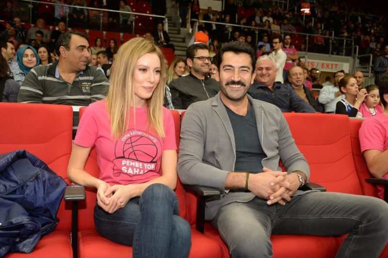 aus dem rosa Korb, an dem Sinem Kobal und seine Frau Kenan Imirzalıoğlu teilnahmen 