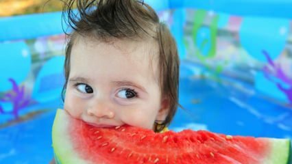 Was sollte Babys bei heißem Wetter gefüttert werden?