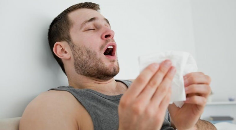 Ist Niesen ein Zeichen von Korona? Allergie und Coronavirus-Symptome