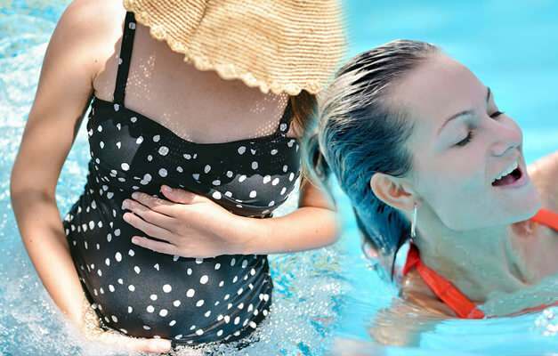 Die Vorteile des Schwimmens während der Schwangerschaft! Ist es möglich, den Pool während der Schwangerschaft zu betreten?